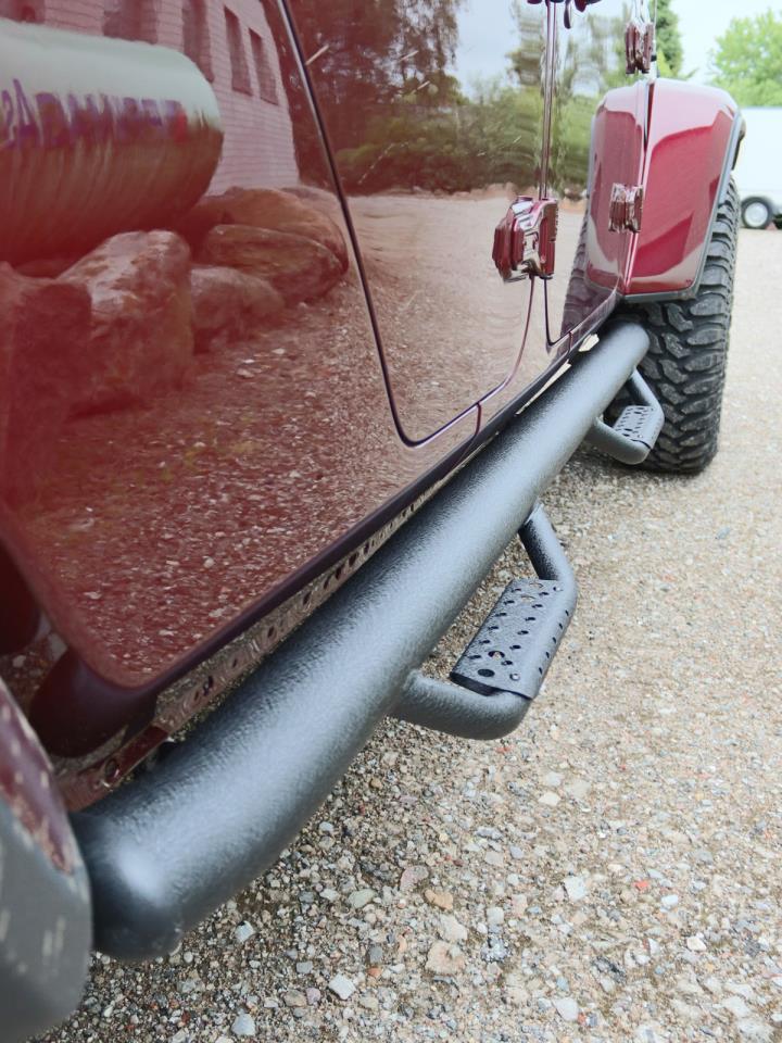 Black powder coated sidebars suitable for Jeep Gladiator JT (2019-)
