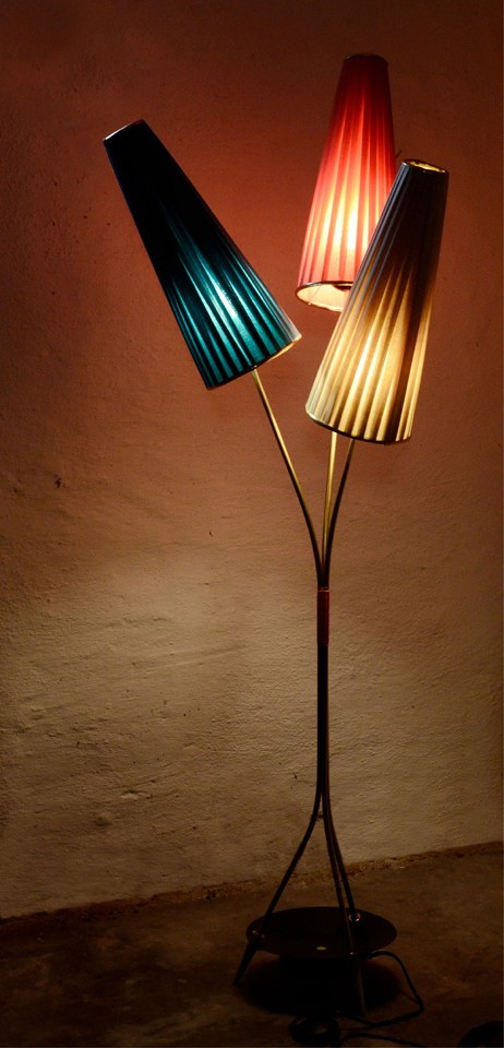 Klassische Stehlampe / Tütenlampe im Stil der 50er/60er Jahre