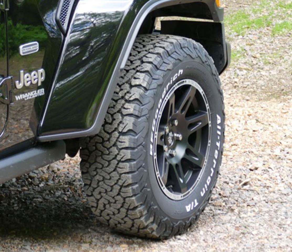 Kompletträder W-TEC Extreme 8,5x17 schwarz-silber mit Reifen 285/70R17 BF Goodrich All-Terrain passend für Jeep Wrangler JK (2007-2017)